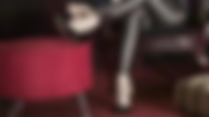 Je jouis dans le legging en spandex brillant de ma maîtresse ; l'envie de baiser le bas de son pantalon moulant grandit de jour en jour. Elle finit par céder et te traire la bite entre les couches.