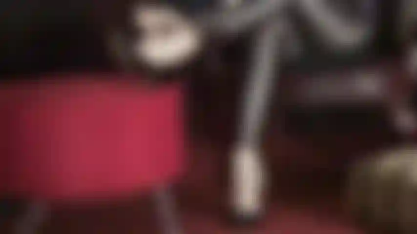 Je jouis dans le legging en spandex brillant de ma maîtresse ; l'envie de baiser le bas de son pantalon moulant grandit de jour en jour. Elle finit par céder et te traire la bite entre les couches.