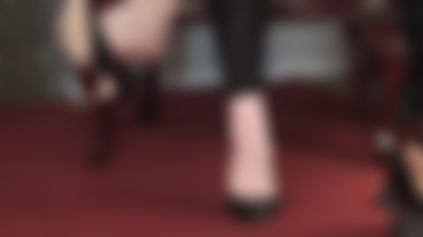 Pieds nus apaisants pendants - de jolis orteils dépassant des escarpins en cuir balançant habilement la chaussure.