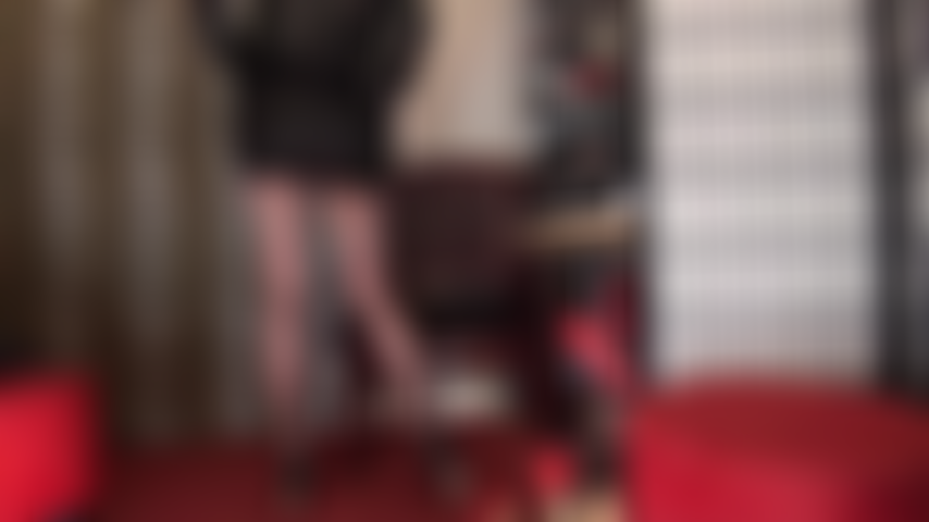 Des collants noirs transparents taquinent dans une mini-robe moulante sexy qui continue de monter et de monter.