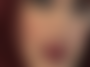 Des lèvres séduisantes, des yeux bleus perçants. Profitez de ce gros plan du visage de maîtresse vivian.