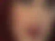 Des lèvres séduisantes, des yeux bleus perçants. Profitez de ce gros plan du visage de maîtresse vivian.