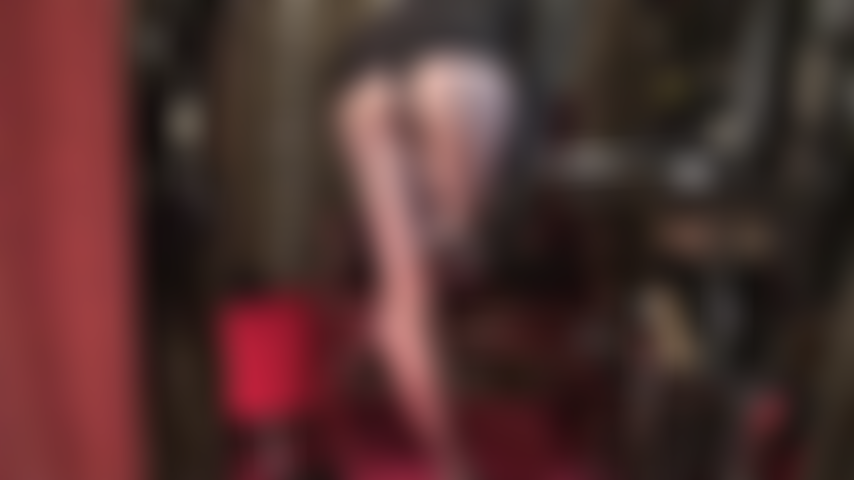 Waouh, tellement brillant ! Admirez le cul et les pieds de la maîtresse dans des collants gris brillants.