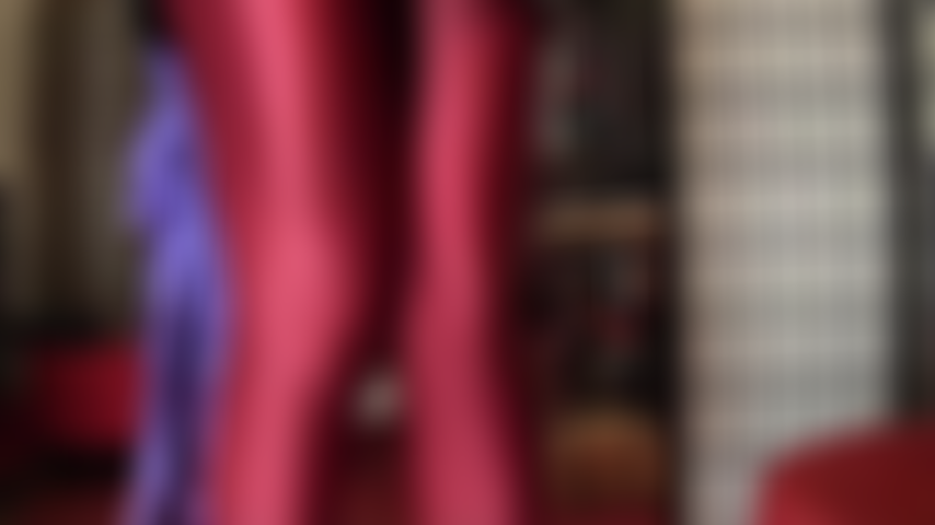 Des couches de collants en lycra colorés - les collants en spandex rouges à eux seuls vous rendent fou, mais votre déesse sait ce qui vous fait vraiment bouillir le sang... Une couche violette brillante par-dessus ! Peux-tu supporter autant de brillance dans ta vie ?