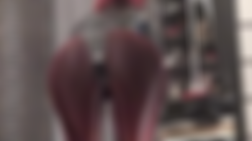 Un bas résille rouge sur un body en élasthanne et pvc – quelle tenue fétichiste brillante et incroyable que cette maîtresse a portée pour vider ton portefeuille. Adore mon cul et supplie d'en envoyer plus.