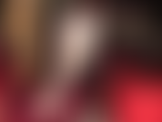 Séduction en lingerie blanche - maîtresse taquine avec ses longues jambes sexy et ses pieds dans des bas en dentelle.