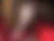 Séduction en lingerie blanche - maîtresse taquine avec ses longues jambes sexy et ses pieds dans des bas en dentelle.