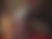 Adoration du corps - la maîtresse taquine avec ses courbes dans une robe moulante sexy et ce qu'il y a en dessous, un porte-jarretelles à 12 bretelles et des bas à coutures.