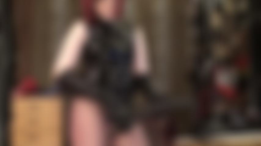 Maîtresse s'amuse énormément à travailler ses hanches pendant qu'elle enfonce sa bite géante noire à strapon au fond de ta chatte de pute.