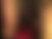 Les cuisses du collant scintillent d'un vert foncé subtil tandis que les gants en cuir de la maîtresse glissent lentement le long des jambes et des bottes...