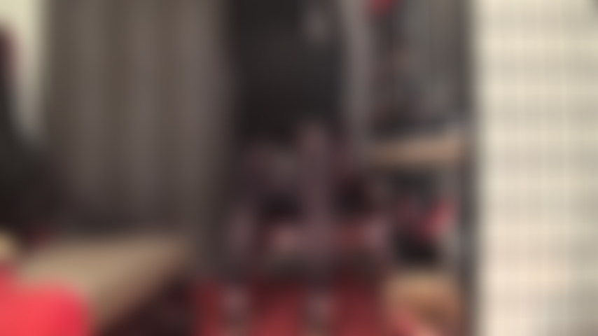 Leggings en nylon noir opaque et taquine pieds nus.