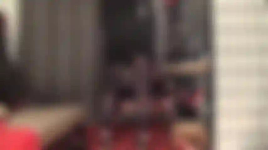 Leggings en nylon noir opaque et taquine pieds nus.