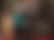 Je suis soumise au strapon, en pvc, avec un pantalon en satin bleu brillant. Je profite d'un bon pegging bien dur qui vous fera jouir sur les bottes de ma maîtresse.