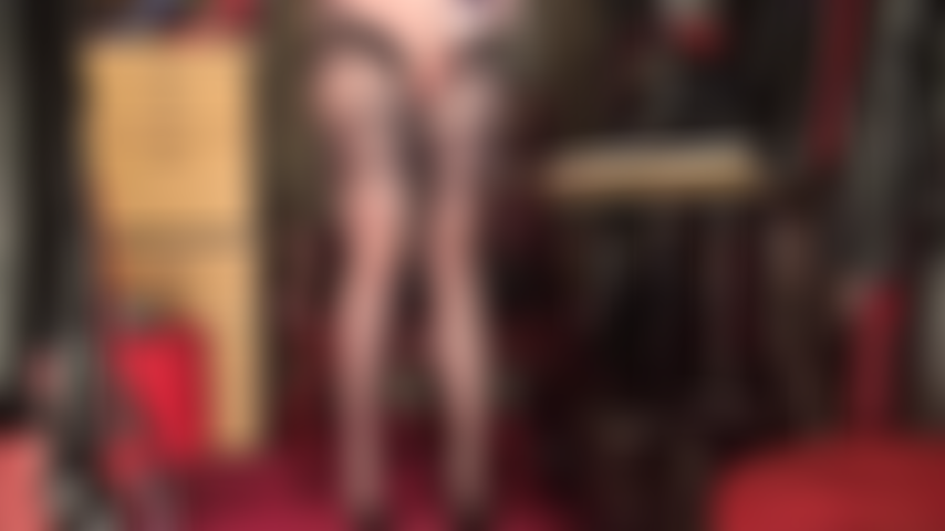 Une culotte en satin, une humiliation de poule mouillée - regarde-toi, ma pute de poule mouillée, tellement excitée que sa maîtresse prend une culotte en satin pour caresser sa bite, baise ta chatte et te nourrit de la culotte remplie de sperme.