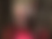 Avec d'incroyables jambes longues dans un collant noir transparent à coutures fantaisie et de hautes bottines rouges à plateforme. Sous le collant, une jolie culotte en dentelle qui vous rendra folle.