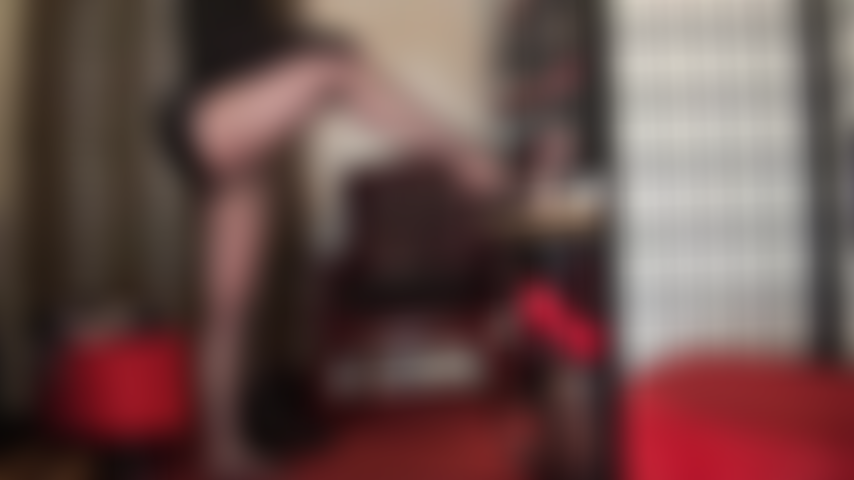 Maîtresse possède ta bite - que ce soit en utilisant mes cuisses de collants, mes pieds doux ou mes mains gantées, ta bite d'esclave est à ma merci.