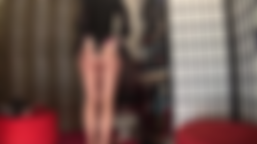 J'adore mon corps - j'admire les courbes galbées, les jambes nues, les fesses, le dos et le ventre de ma maîtresse.