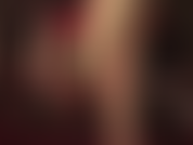 Je balance et je joue avec des chaussures dans des escarpins en cuir rouge et des collants brillants et brillants.