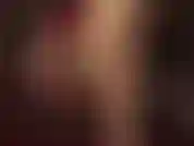 Je balance et je joue avec des chaussures dans des escarpins en cuir rouge et des collants brillants et brillants.