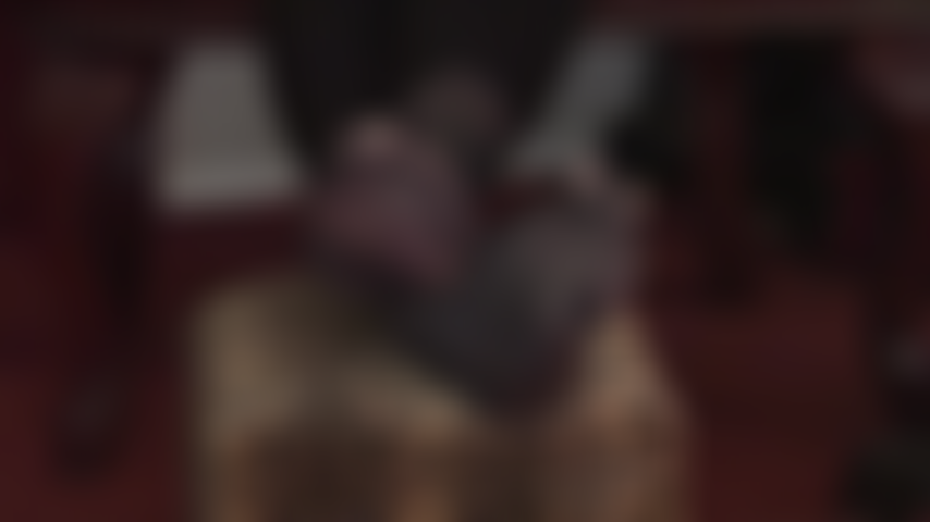 Les semelles transparentes des collants noirs de maîtresse sont un délice pour une esclave des pieds comme toi... Les posant sur ton visage pendant que tu inspires profondément.