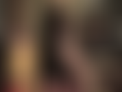 La maîtresse de la fourrure exige l'adoration de ses jambes sexy en collants brillants et de ses talons hauts, avec l'aide de sa cravache, vous indiquant tous les bons endroits.