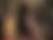 La maîtresse de la fourrure exige l'adoration de ses jambes sexy en collants brillants et de ses talons hauts, avec l'aide de sa cravache, vous indiquant tous les bons endroits.