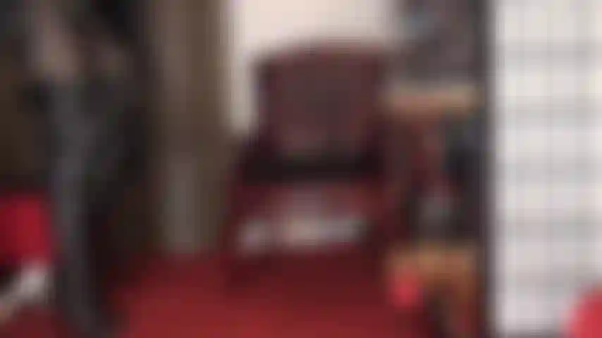 Une déesse du cuir femdom avec un énorme strapon noir - de hautes bottes, une petite jupe en cuir, des collants chauds et un bbc géant sont à vous pour adorer.