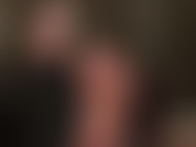 Gros plan pieds nus en latex - maîtresse vêtue d'un pantalon en caoutchouc brillant et lisse, inhale mes doux pieds nus avec l'odeur du latex dans l'air également.