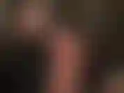 Gros plan pieds nus en latex - maîtresse vêtue d'un pantalon en caoutchouc brillant et lisse, inhale mes doux pieds nus avec l'odeur du latex dans l'air également.