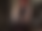 Une combinaison en latex avec un strapon et une domination - la grosse bite en caoutchouc noir est tout aussi brillante que la combinaison en latex serrée de la maîtresse.