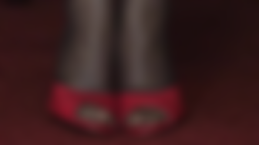 Les collants en couches et les orteils en nylon qui bougent dans des mules à talons hauts sont votre faiblesse.