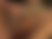 Adoratrice des collants, gode ceinture blanc, couches de nylon, déchirant de vieux nylons en lambeaux - la maîtresse prend une autre couche de nylons sur le gode ceinture et la déchire en lambeaux, tout en se branlant la bite avec de la salive.