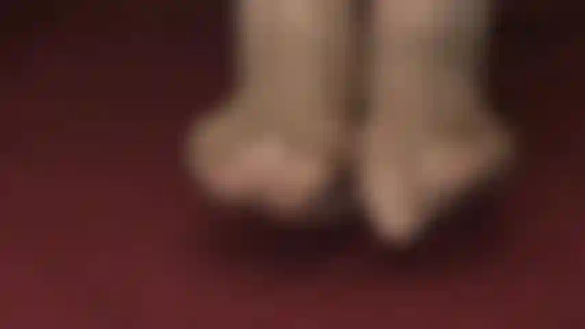 Les pieds en collants beiges sont couverts de crachats - des crachats savoureux coulent sur les pieds de ta déesse, rendant ces orteils en nylon si humides.