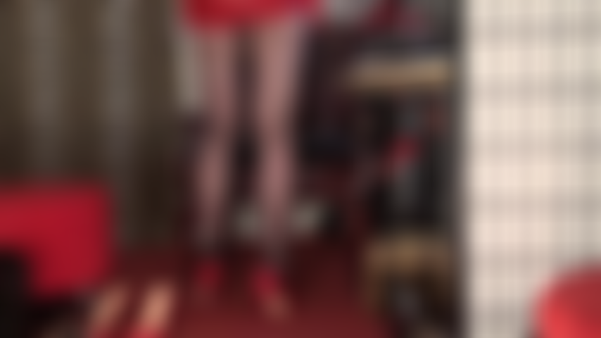 Accro aux collants, aux pieds et au cul de ma maîtresse. Pendant que l'odeur du latex flotte dans la pièce, viens renifler mes douces semelles en nylon. L'arôme est enivrant. Maintenant frotte-toi sur ces merveilleuses semelles en sentant mon cul.