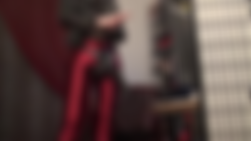 Maîtresse lubrifie son énorme bbc - si charnu et brillant, que vous avez envie de le caresser, de l'embrasser, de l'adorer.