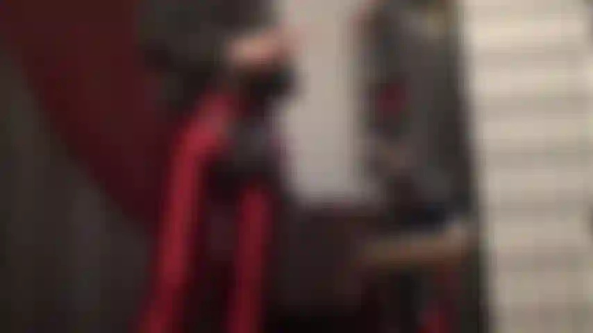 Maîtresse lubrifie son énorme bbc - si charnu et brillant, que vous avez envie de le caresser, de l'embrasser, de l'adorer.