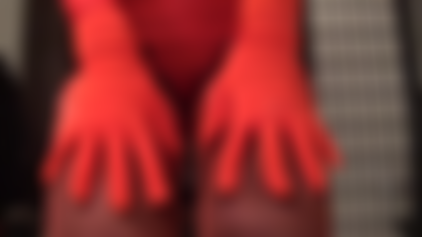 Des bas en dentelle rouge sur des collants noirs wolford - maîtresse vivian porte les meilleurs bas pour taquiner l'amateur de bas et l'amateur de collants.