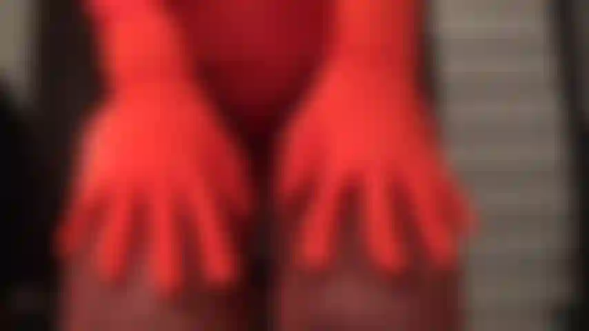 Des bas en dentelle rouge sur des collants noirs wolford - maîtresse vivian porte les meilleurs bas pour taquiner l'amateur de bas et l'amateur de collants.