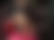 Je porte des talons hauts ; ma maîtresse est vêtue d'un joli chemisier blanc, d'un blazer en cuir et d'une mini-jupe, et prend soin de ta bite palpitante. Il te suffit de ces talons sexy pour expulser tout ce sperme.