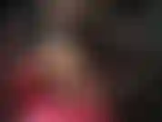 Je porte des talons hauts ; ma maîtresse est vêtue d'un joli chemisier blanc, d'un blazer en cuir et d'une mini-jupe, et prend soin de ta bite palpitante. Il te suffit de ces talons sexy pour expulser tout ce sperme.