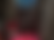 Je porte des bas en latex noirs sexy avec des bottines rouges à plateforme. Super canon !