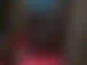 Je porte des bas en latex noirs sexy avec des bottines rouges à plateforme. Super canon !