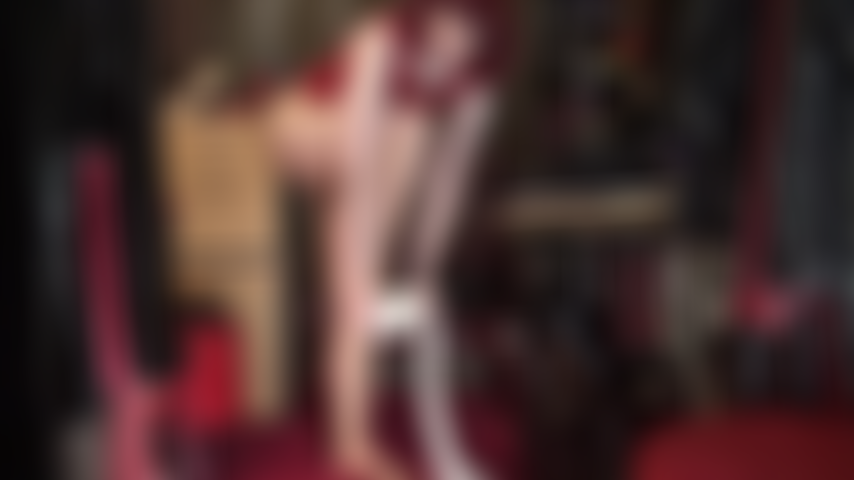 Des collants et des bas en couches rouges et blanches - la maîtresse vivian a votre bite d'esclave qui palpite pour son cul et ses pieds dans des couches de nylon brillant.