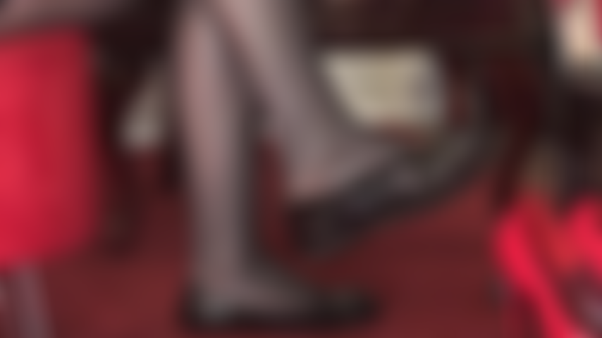 Des ballerines pendantes et des escarpins à talons hauts et à bout ouvert - que vous aimiez les ballerines plates ou que vous préfériez un escarpin à bout ouvert et à talon aiguille, les deux chaussures sont jolies, noires et brillantes se balançant des orteils de maîtresse vivian.