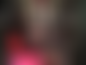 Une allumeuse sensuelle avec des cuisses en collants, des bottes, du latex et un énorme strapon noir.