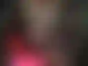 Une allumeuse sensuelle avec des cuisses en collants, des bottes, du latex et un énorme strapon noir.