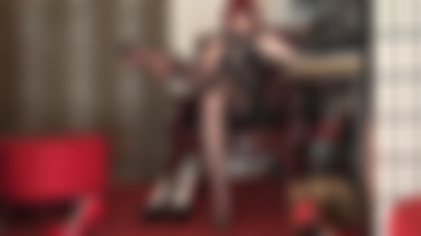 Une paire de bas vraiment unique à admirer - des collants à découpes en forme de cœur et à motifs de bas cousus avec des nœuds.