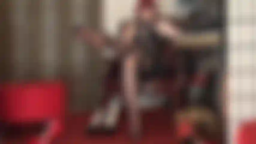 Une paire de bas vraiment unique à admirer - des collants à découpes en forme de cœur et à motifs de bas cousus avec des nœuds.