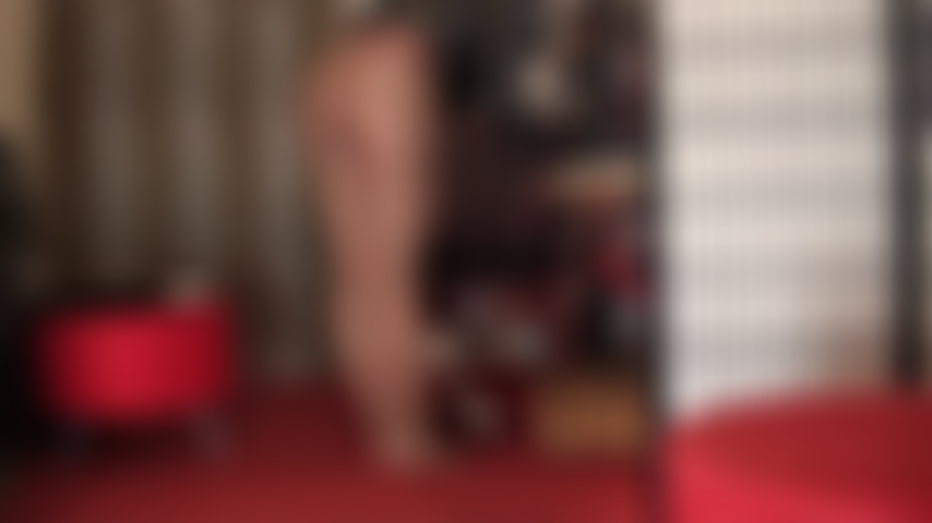 Fétichiste des collants à coutures brillantes et des masques en nylon.