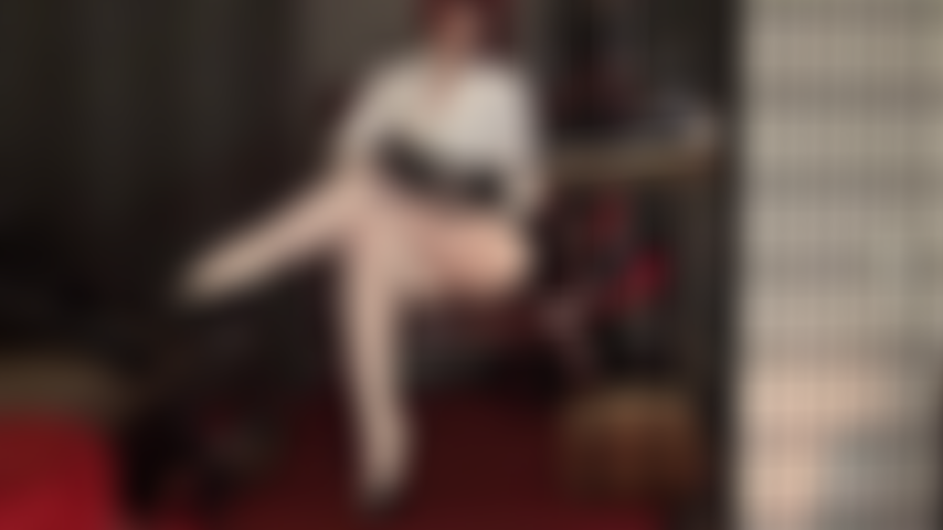 Ta déesse en nylon trait ta bite sur ses jambes croisées dans des collants blancs extra brillants.